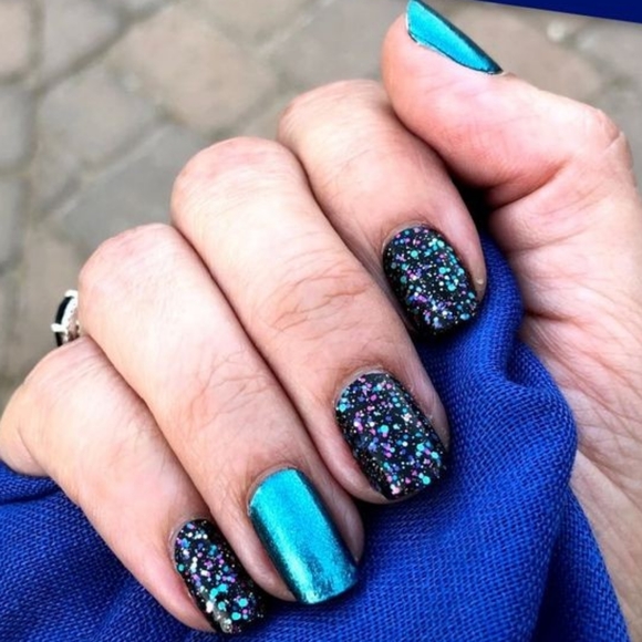 Color Street Nail Polish Strips in shade Holidaze - Picture 2 of 4